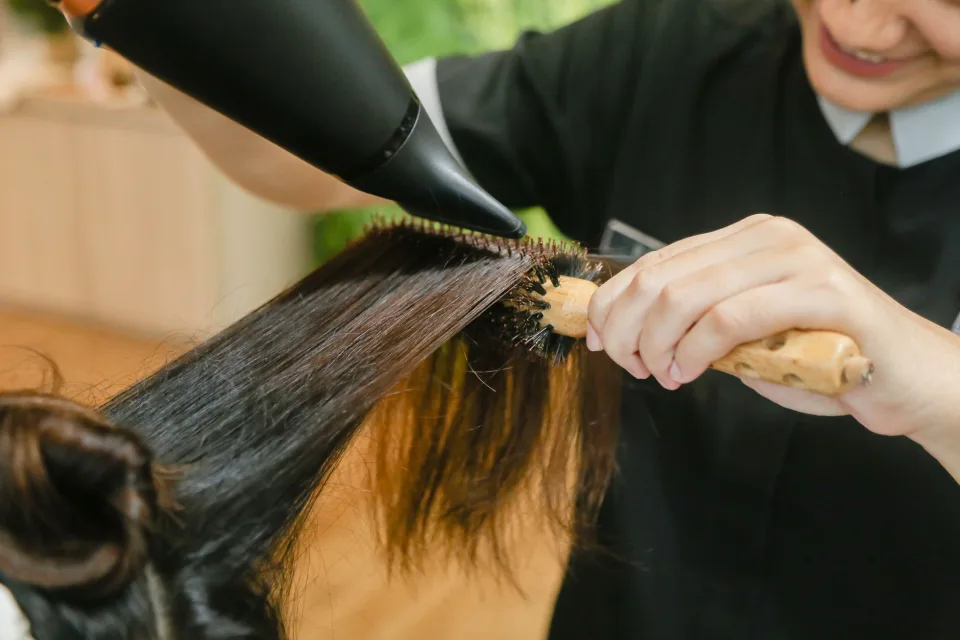 Máy sấy và lược chải