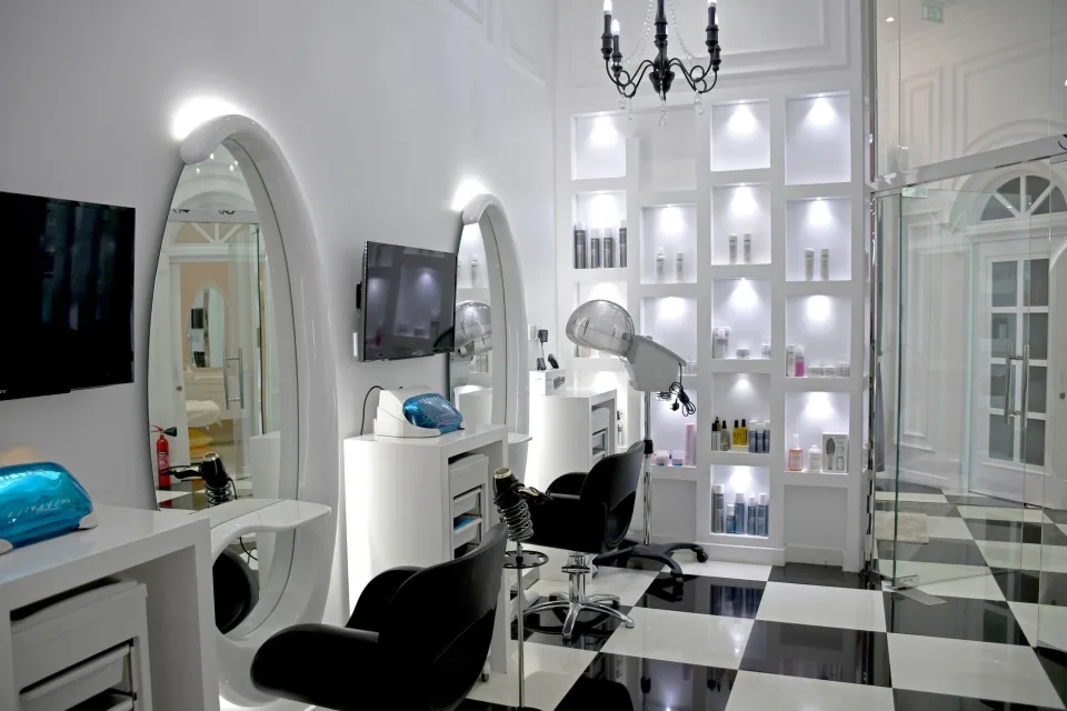 Tiệm tóc gọn gàng, sáng sủa